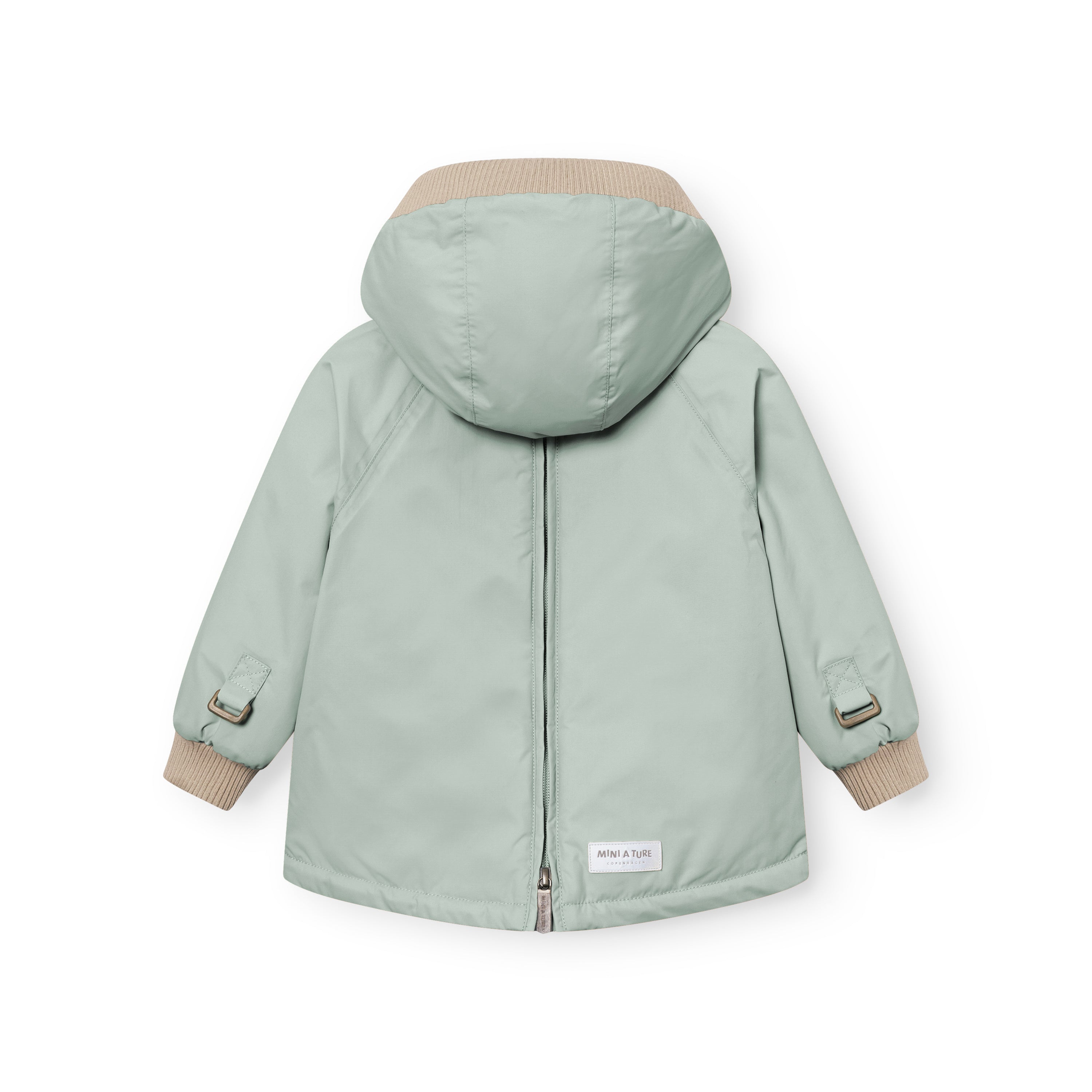 MATBABYWEN fleeceforet vinteranorak i støvet mintgrøn, fotograferet bagfra med lukket ryglynlås og stor hætte med beige ribkant. De justerbare stropper ved ærmerne og de beige ribmanchetter ved håndleddene er tydeligt synlige, og MINI A TURE-mærket sidder placeret forneden på ryggen.
