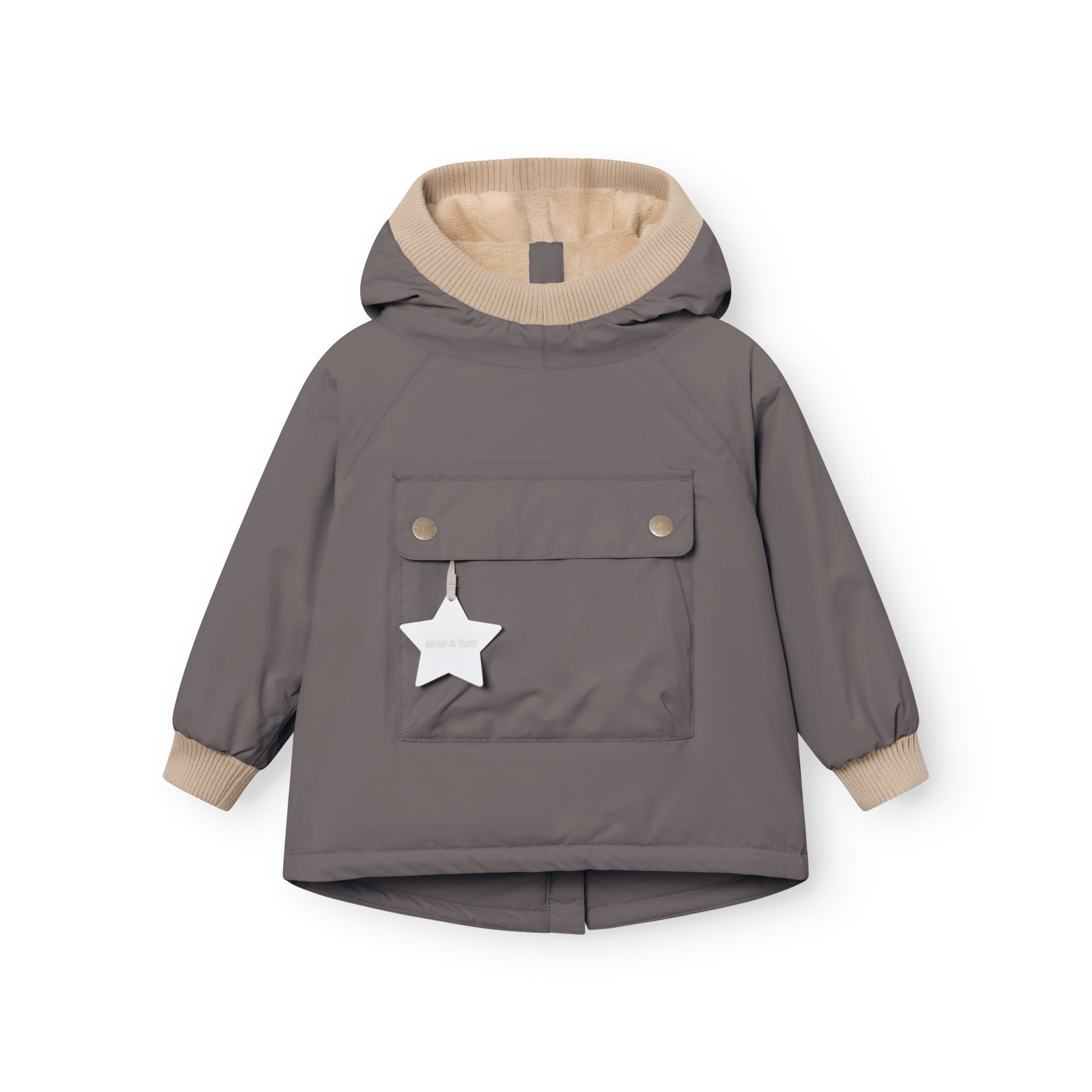 MATBABYWEN fleeceforet vinteranorak i gråbrun farve, fotograferet forfra uden model. Den rummelige hætte er foret med beige fleece og afsluttet med en bred beige ribkant. Frontlommen lukkes med to guldfarvede trykknapper og har en hvid stjernerefleks, der hænger fra midten. Beige ribmanchetter afslutter de rummelige ærmer ved håndleddene.