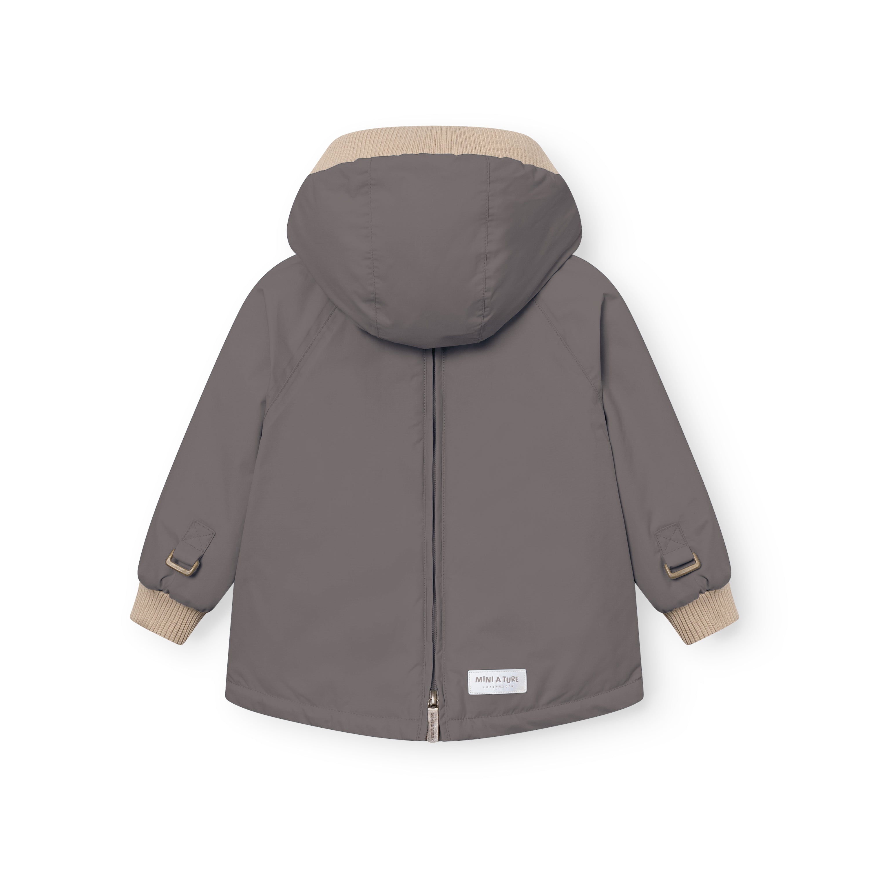 MATBABYWEN fleeceforet vinteranorak i støvet gråbrun, set bagfra med lukket ryglynlås og en rummelig hætte med beige ribkant. Guldfarvede justeringsringe sidder ved ærmernes underkant, beige ribmanchetter afslutter håndleddene, og MINI A TURE-mærket er synligt placeret centralt forneden på ryggen.