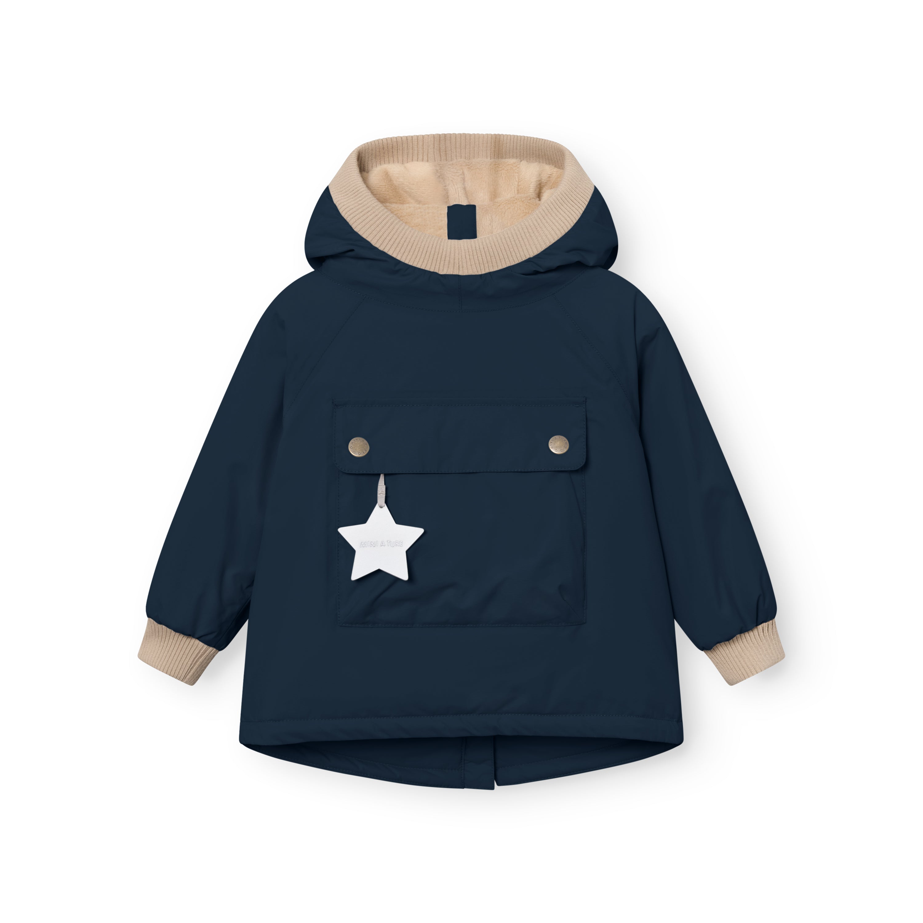 MATBABYWEN fleeceforet vinteranorak i mørk marineblå set forfra uden model. Den har en stor fleeceforet hætte med beige ribkant, en bred tryklåslomme på maven med hvid stjernerefleks og beige ribmanchetter ved håndleddene.