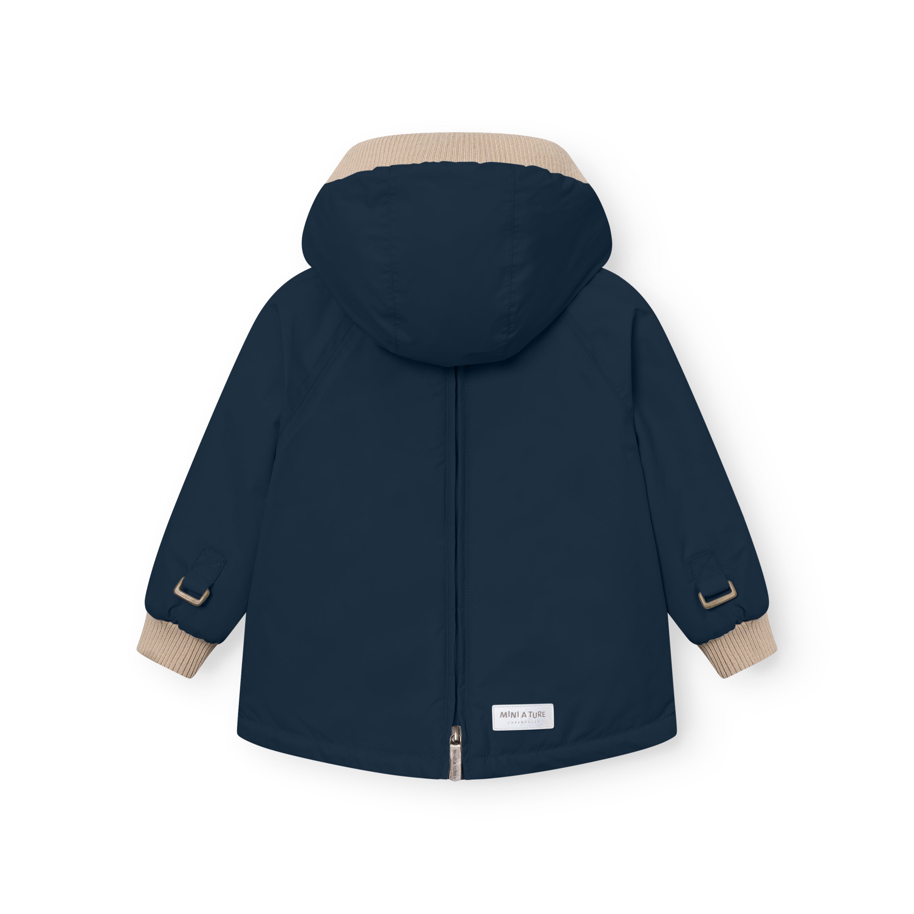 MATBABYWEN fleeceforet vinteranorak i mørk marineblå, fotograferet bagfra med lukket ryglynlås. Den har en stor hætte med beige ribkant, beige ribmanchetter ved håndleddene og MINI A TURE-mærket synligt nederst på ryggen.