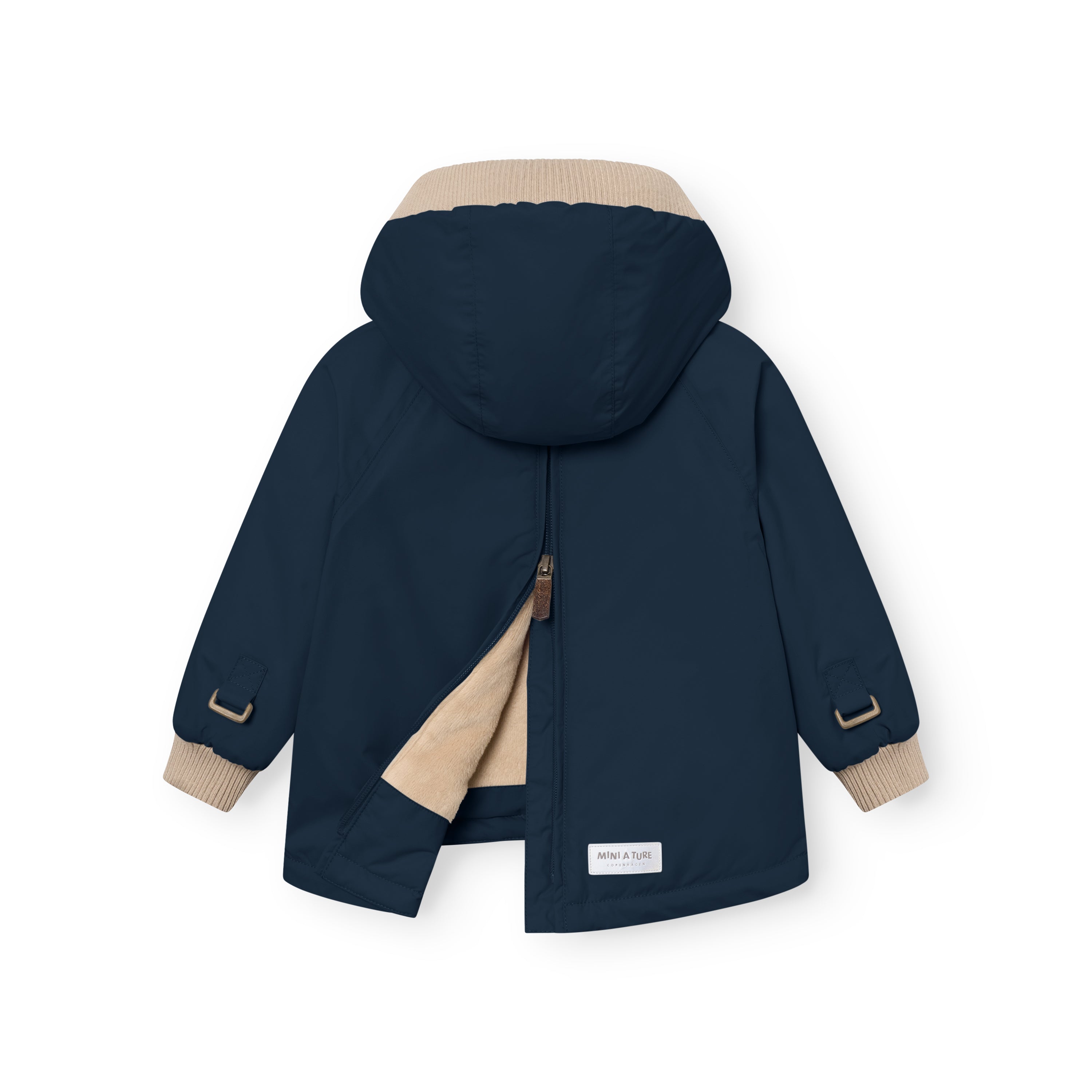 MATBABYWEN fleeceforet vinteranorak i mørk marineblå, fotograferet bagfra med delvist åben ryglynlås, så det bløde beige fleecefor er synligt. Anorakken har en stor hætte med beige ribkant, beige ribmanchetter med justerbare stropper ved håndleddene og MINI A TURE-mærket placeret forneden på ryggen.