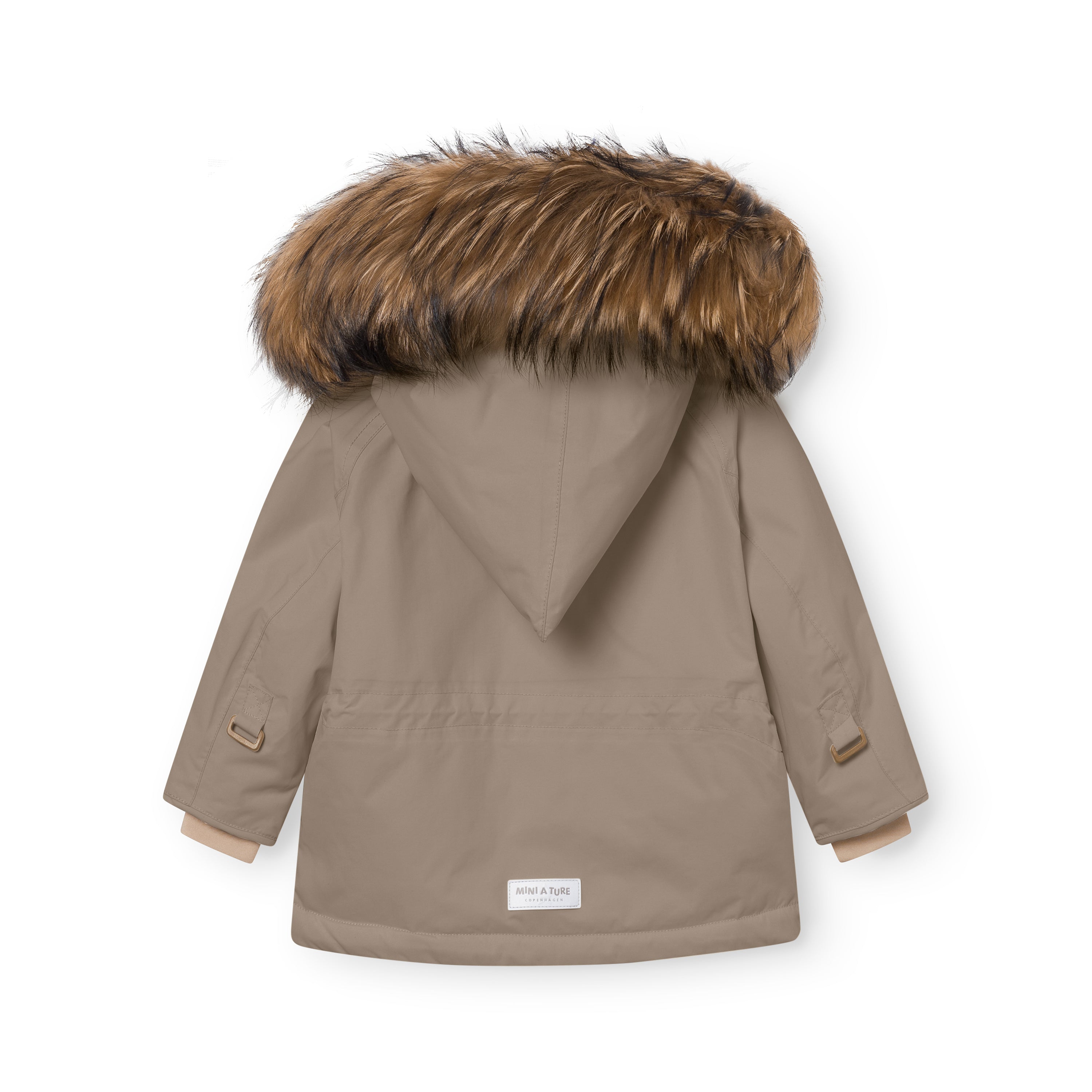 MATWANG fleeceforet vinterjakke med pels i varm sandbeige, fotograferet bagfra på hvid baggrund med hætten oppe og lukket. Den fyldige, naturlige pelskant i brune og gyldne nuancer fremhæves tydeligt, mens de guldfarvede justeringsspænder ved ærmerne, de beige snekanter ved håndleddene og MINI A TURE-mærket nederst på ryggen alle er synlige.