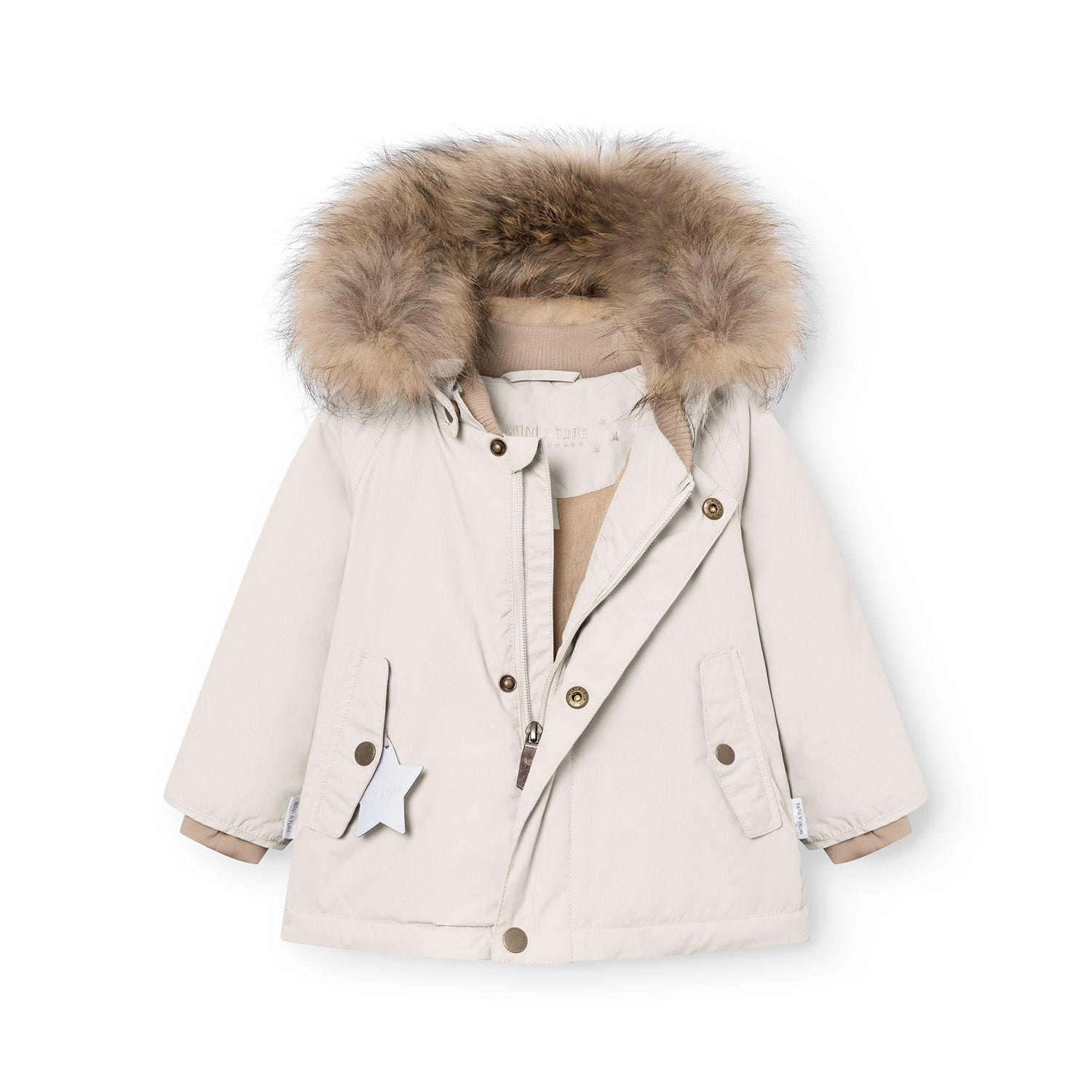 MATWALLY fleeceforet vinterjakke med pels fotograferet forfra på hvid baggrund med åben lynlås, der viser det beige fleecefór og den ribbede halskant. Jakken er i en lys cremefarve med en fyldig, naturfarvet pelskant på hætten, guldtonede trykknapper og en sølvfarvet refleksstjerne, der hænger fra venstre lomme.