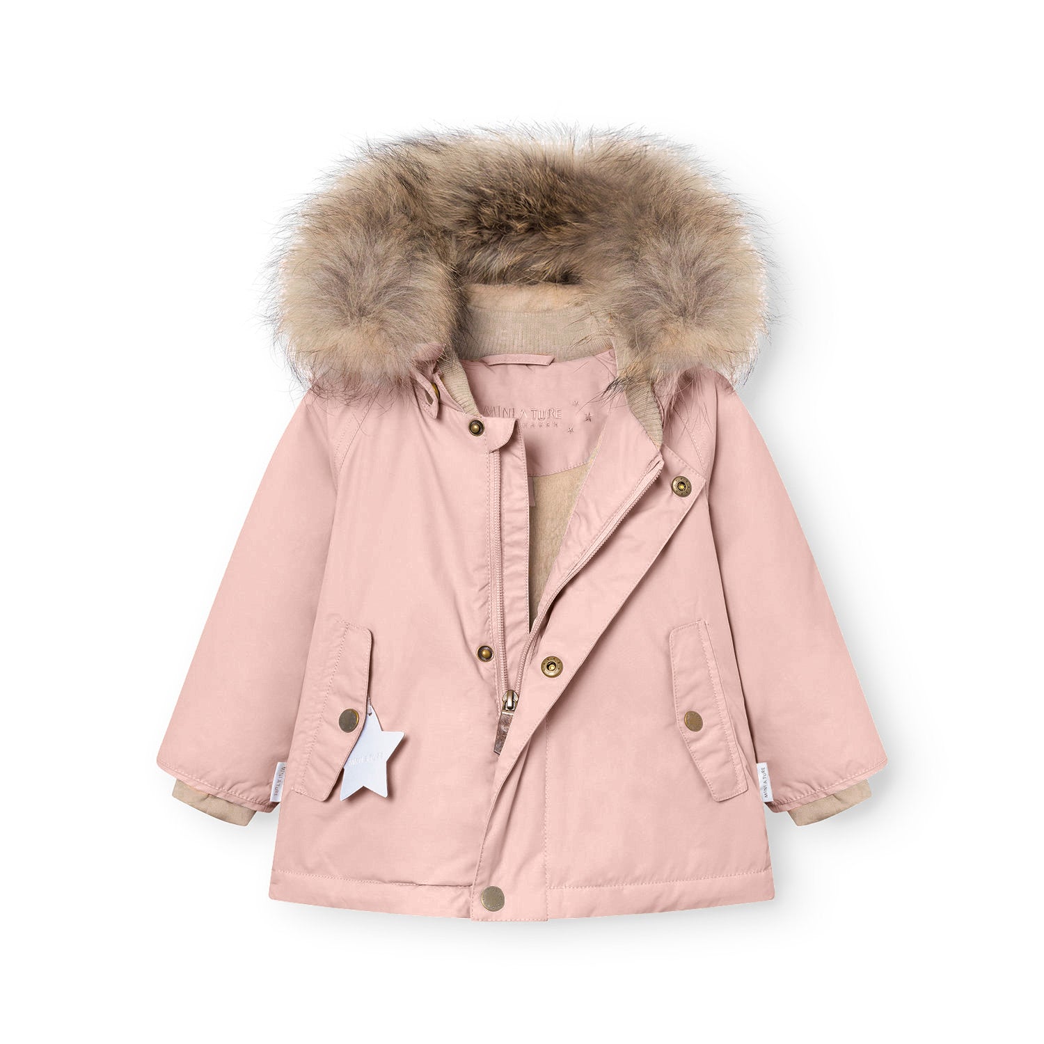 MATWALLY fleeceforet vinterjakke med pels i blød rosa, fotograferet forfra med åben lynlås, så det beige fleecefór indeni kommer til syne. Lommeklapperne med bronzefarvede trykknapper er synlige på begge sider, den hvide refleksstjerne hænger fra venstre lomme, og den brede, naturfarvede kant af ægte pels rammer hætten.