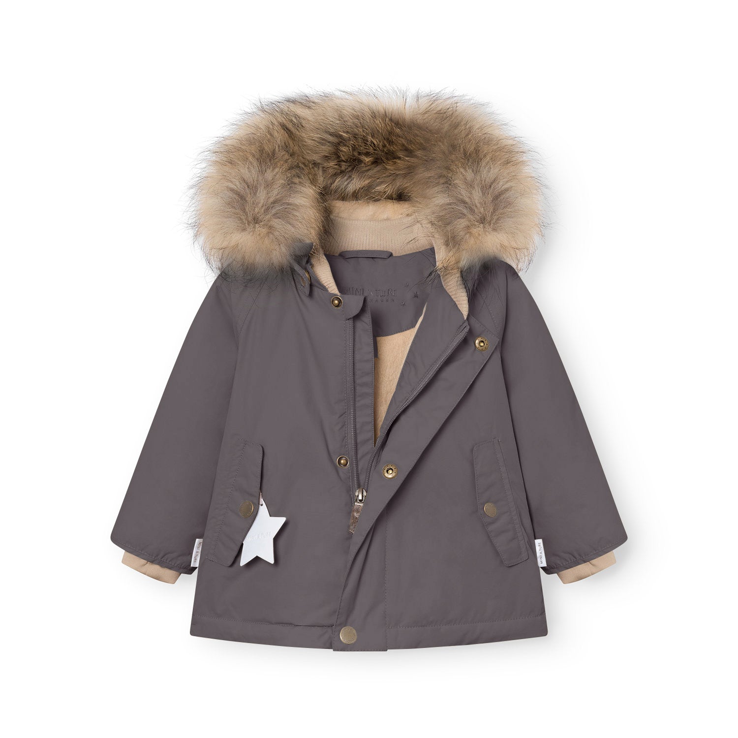 MATWALLY fleeceforet vinterjakke med pels i en dæmpet grålilla nuance, fotograferet forfra med åben lynlås og åbne flapper, så det varme, sandbeige fleecefór og den ribbede halskant kommer til syne. Den voluminøse, lysbrune ægte pelskant breder sig over hele hætten, beige manchetter stikker frem ved håndleddene, og den hvide refleksstjerne hænger fra venstre lommeklap.