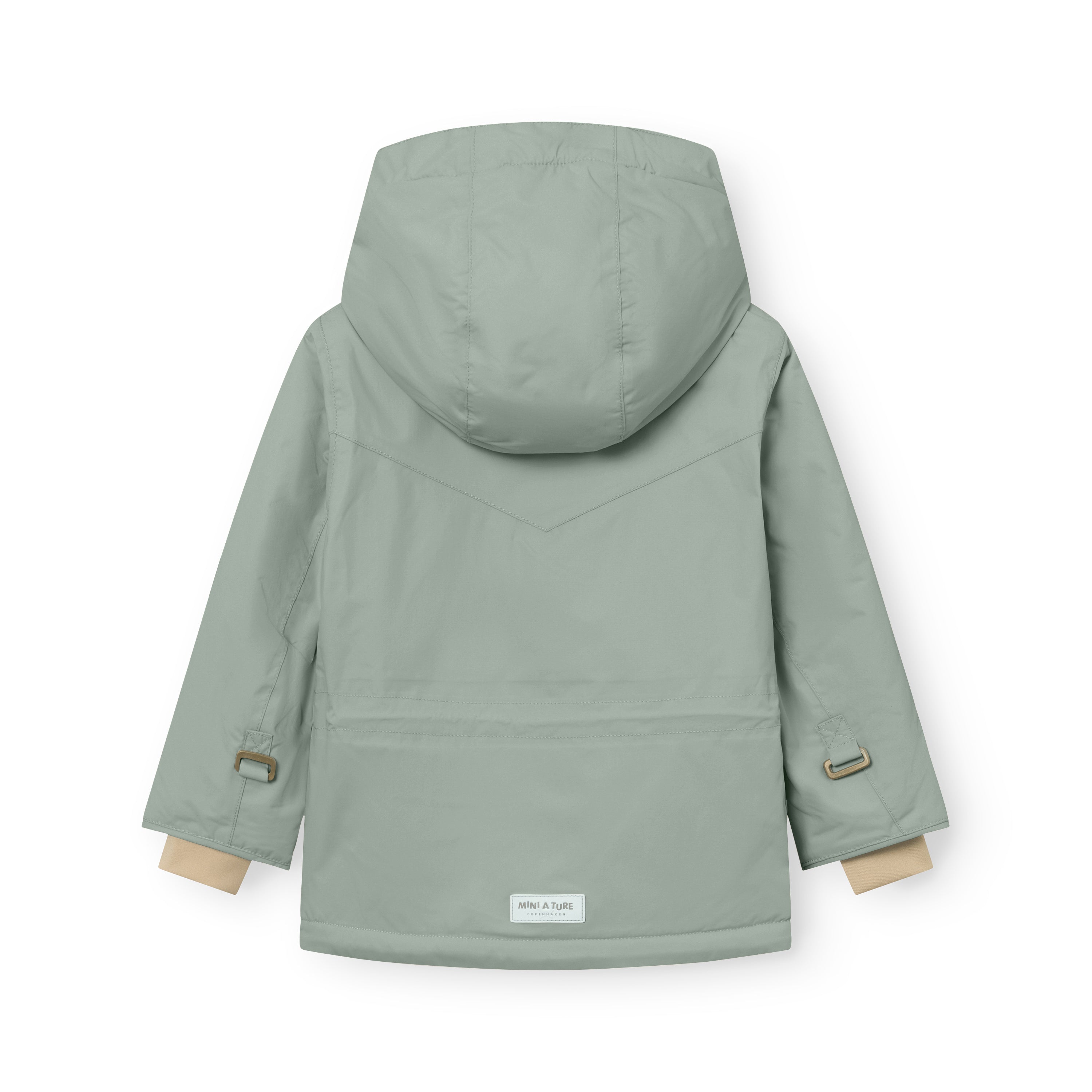 MATWALDO fleeceforet vinterjakke i dæmpet salviagrøn, fotograferet bagfra på hvid baggrund med hætten slået op og de sandbeige snemanchetter synlige ved ærmerne. MINI A TURE-mærket er centreret nederst på ryggen, og olivengrønne metalspænder sidder på begge sider af livet.