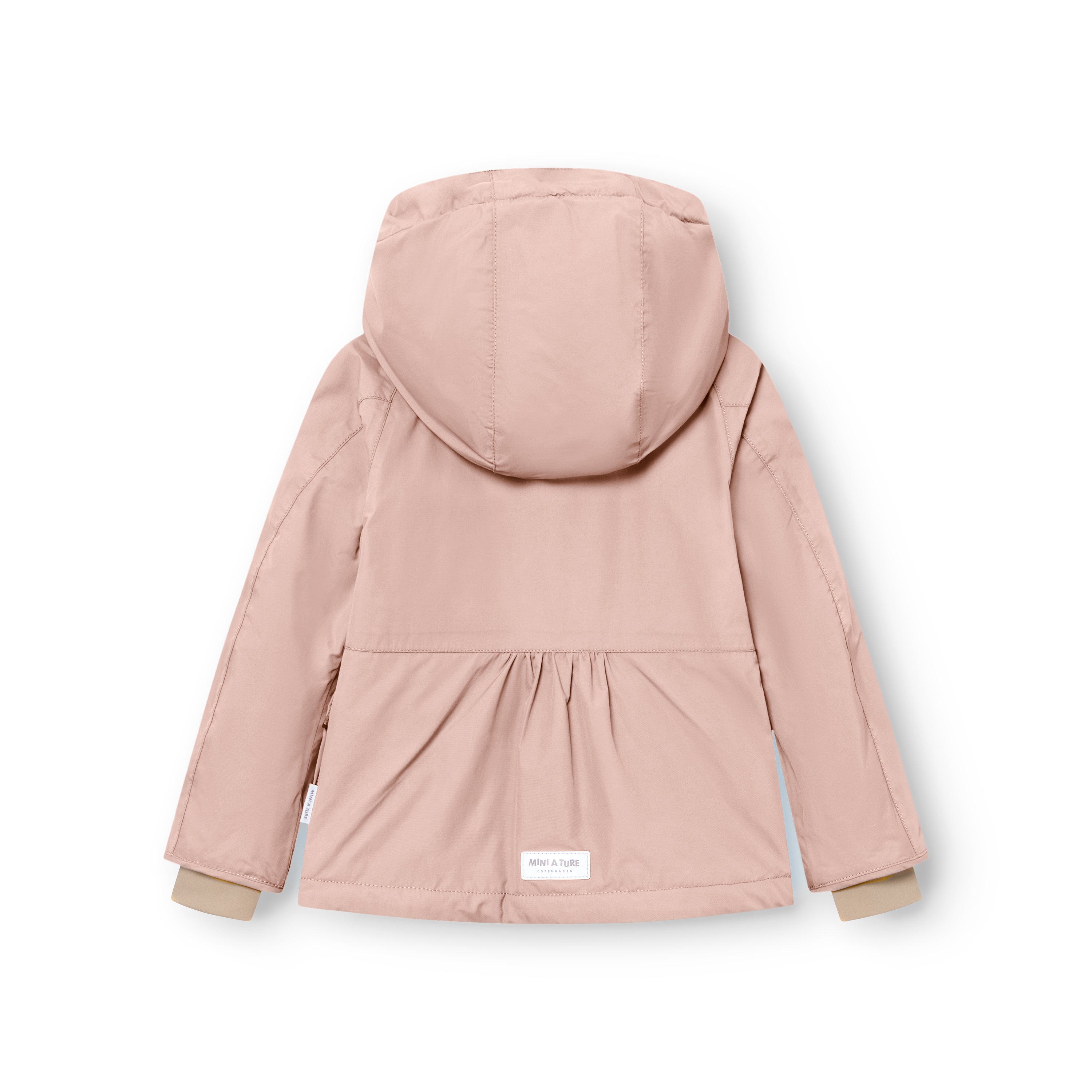 Støvet rosa MATBRIDINE-fleecejakke fra MINI A TURE fotograferet bagfra på hvid baggrund med hætten oppe. De bløde folder ved jakkens nederdel, de beige snemanchetter ved ærmerne og det hvide MINI A TURE-logo forneden på ryggen er tydeligt synlige.