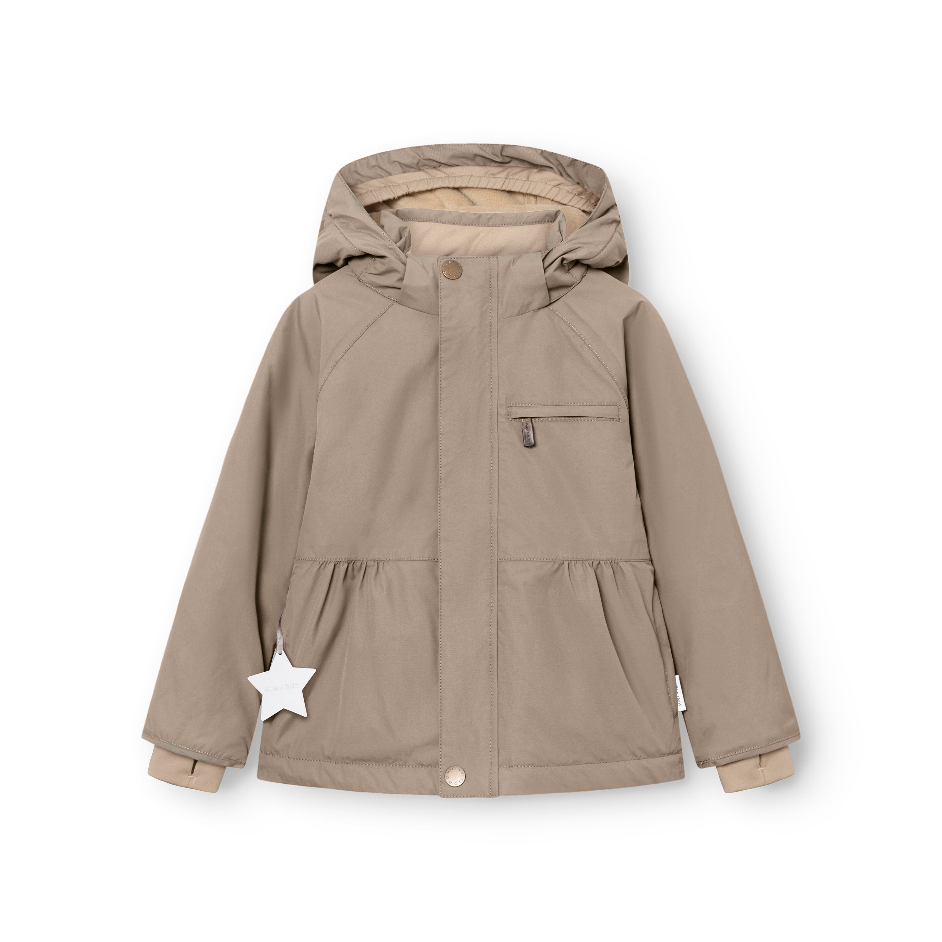 Sandfarvet MATBRIDDINE fleeceforet vinterjakke fra MINI A TURE fotograferet forfra på hvid baggrund med hætten oppe, så det beige indvendige for er synligt. Jakken har rynker ved taljen, beige snemanchetter, en brystlomme med trykknap og en hvid stjernerefleks, der hænger ved siden af.