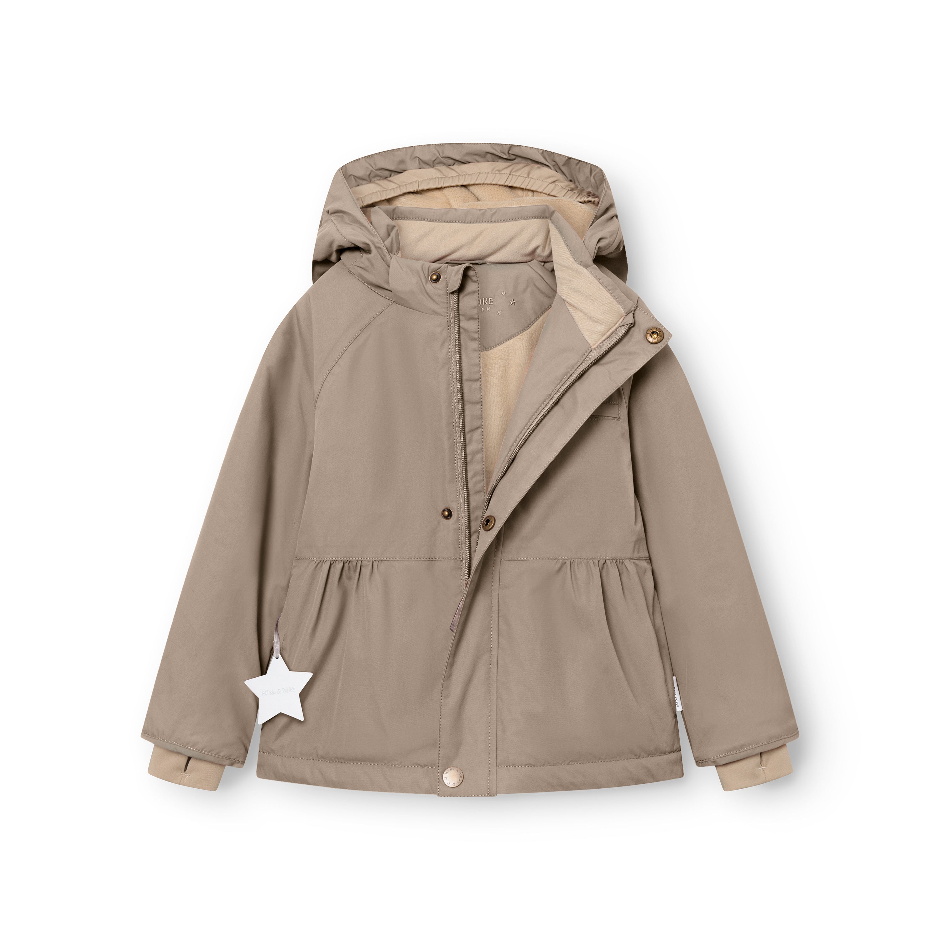 Sandfarvet MATBRIDDINE fleeceforet vinterjakke fra MINI A TURE fotograferet forfra på hvid baggrund med lynlåsen halvt åben, så det bløde, beige indvendige for er synligt. Hætten er trukket op, rynkerne ved taljen er tydelige, og en hvid stjernerefleks hænger ved lommen på venstre side.