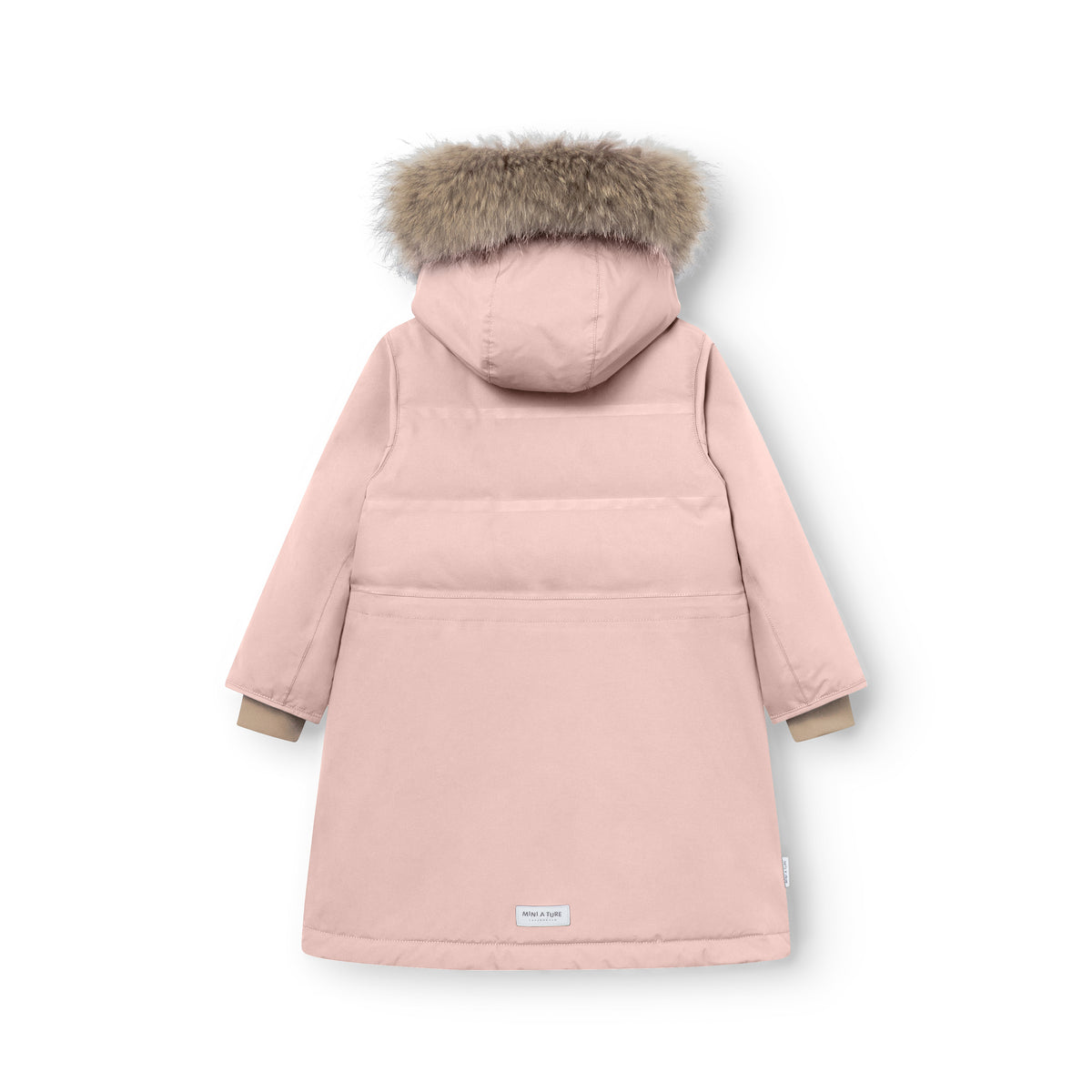 MATVENCASIA fleeceforet vinterjakke med pels i støvet rosa, fotograferet bagfra mod hvid baggrund. Det lange snit ned over hofterne, den naturlige pelskant på hætten og de beige snemanchetter ved ærmerne er tydeligt synlige, og MINI A TURE-mærket kan ses nederst på ryggen.