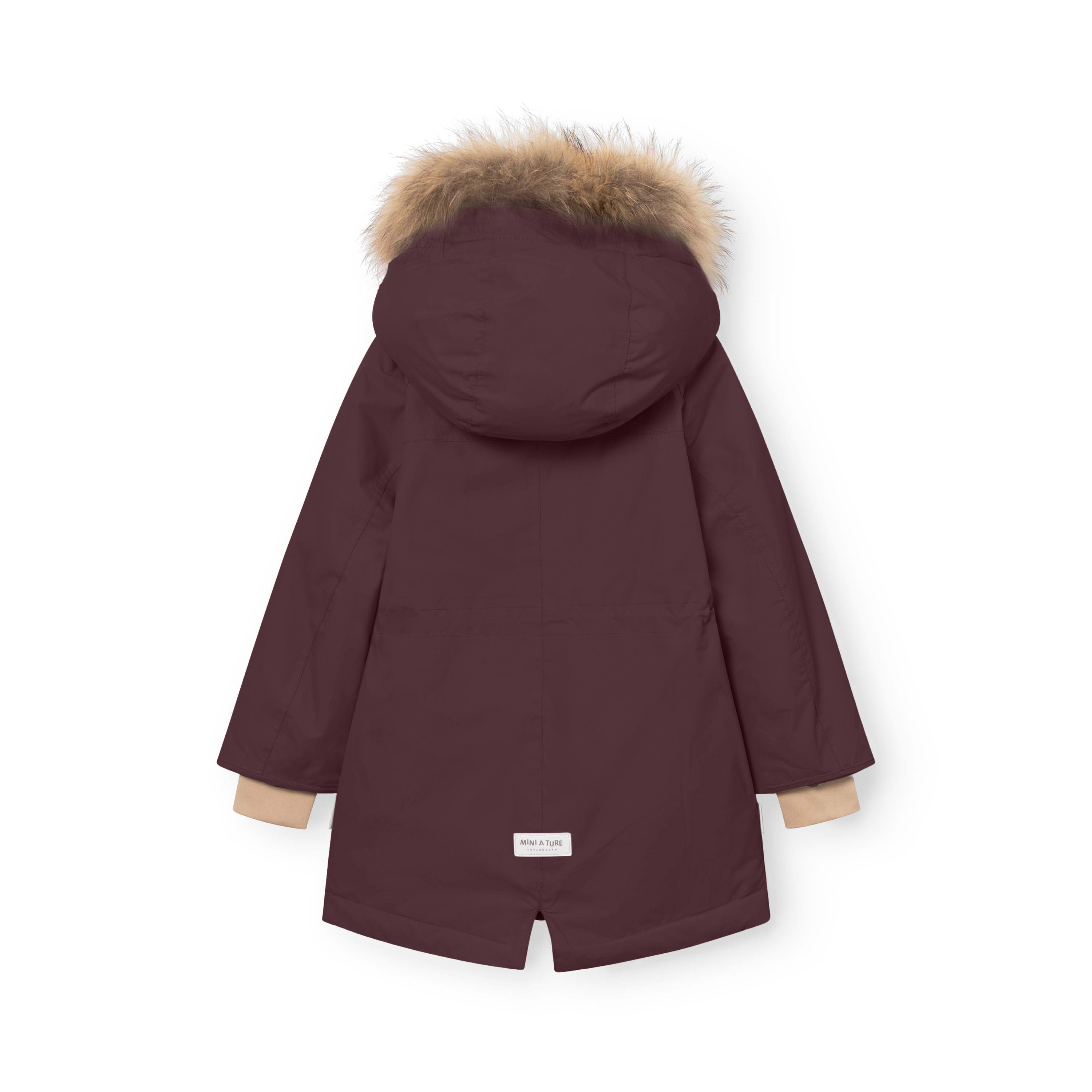 MATVIKANIA fleeceforet vinterjakke med pels i mørk bordeaux set bagfra, hvor den store, naturlige pelskant på hætten tydeligt er fremhævet. Jakken har beige sne-manchetter ved ærmerne, og MINI A TURE-mærket sidder centreret nederst på ryggen. Der er også en lille slids i bunden af jakken.