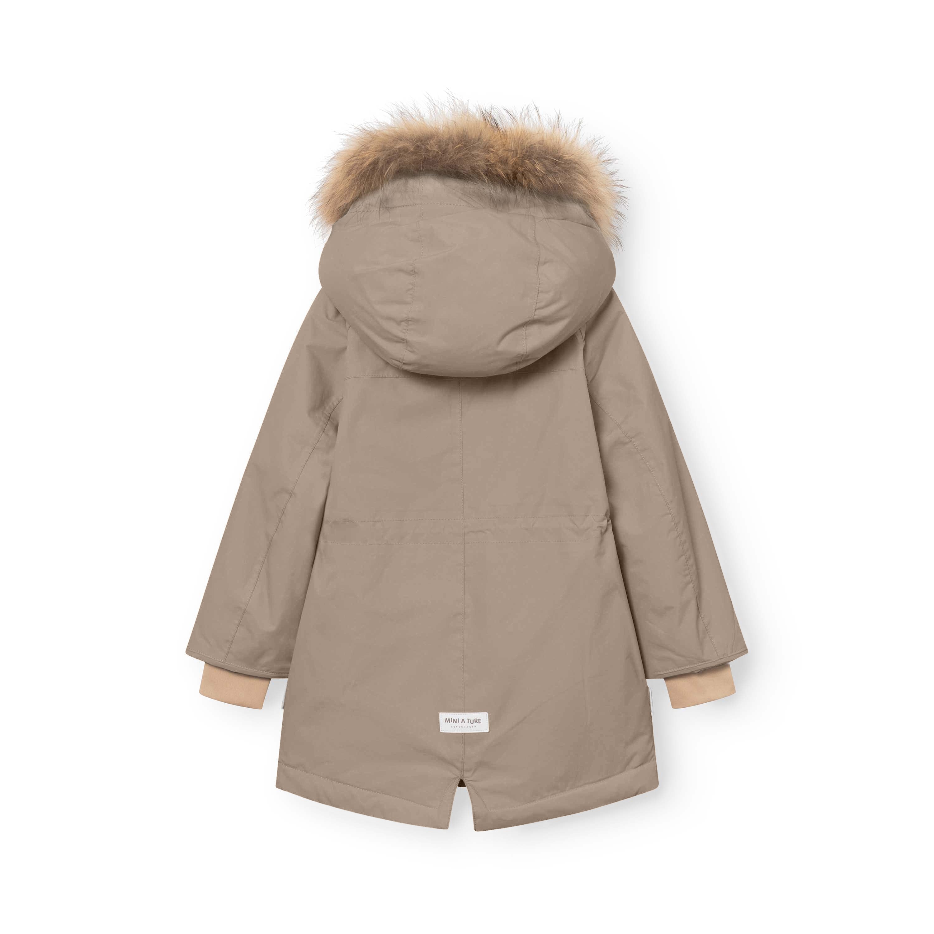 MATVIKANIA fleeceforet vinterjakke med pels i varm sandbeige, fotograferet bagfra på hvid baggrund, hvor den rummelige hætte med fyldig, naturlig pelskant i gyldenbrun er fremhævet. Den lille slids i bunden, de kontrasterende lyse snemanchetter ved ærmerne og MINI A TURE-mærket, der er centreret nederst på ryggen, er alle tydeligt synlige.