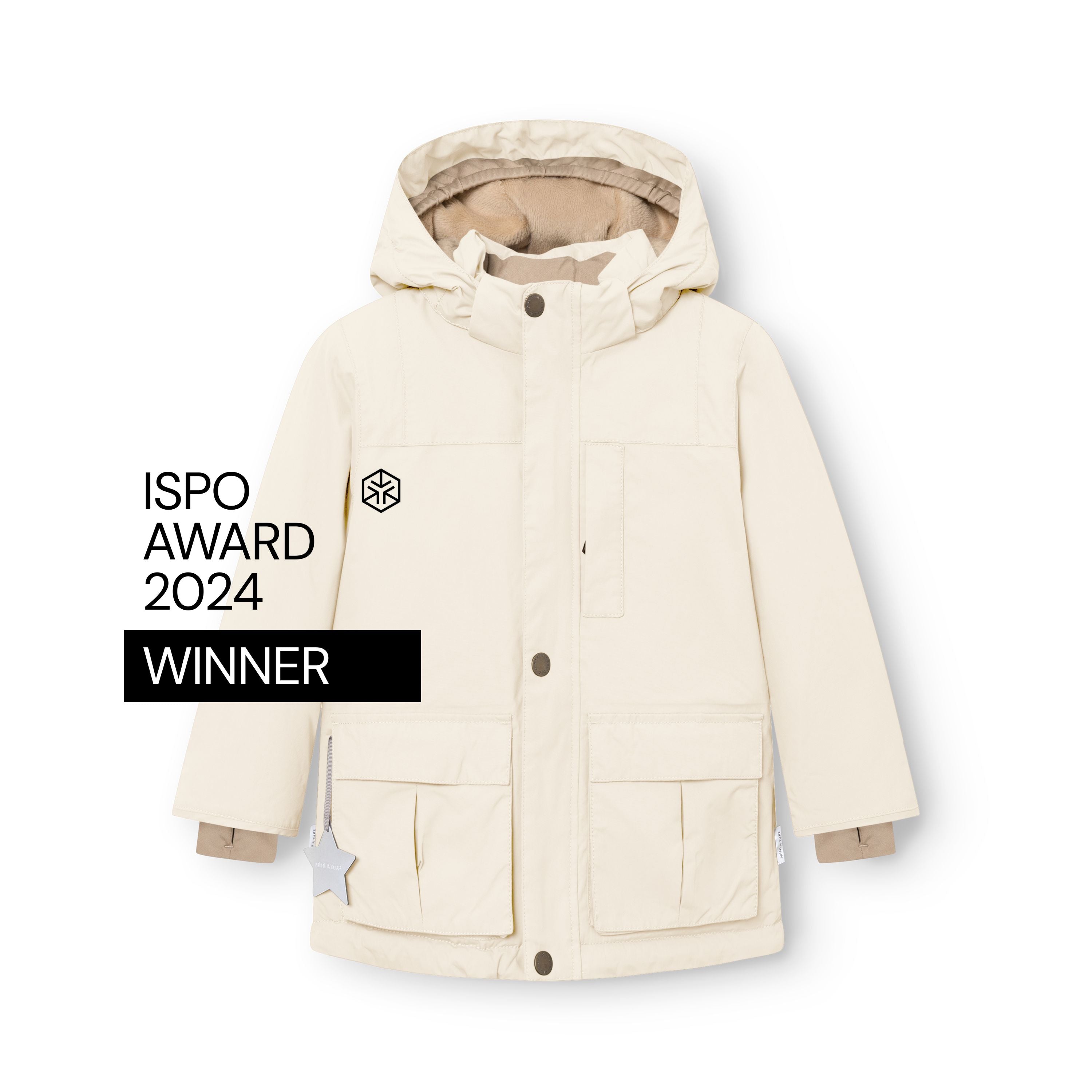 MATKASTORIO fleeceforet vinterjakke i cremehvid, fotograferet forfra med hætten oppe, så det bløde, beige fleecefór indeni er synligt. Billedet er markeret med "ISPO Award 2024 Winner", og jakkens to store frontlommer, refleksstjernen i siden samt de beige snemanchetter ved håndleddene er tydeligt fremhævet.