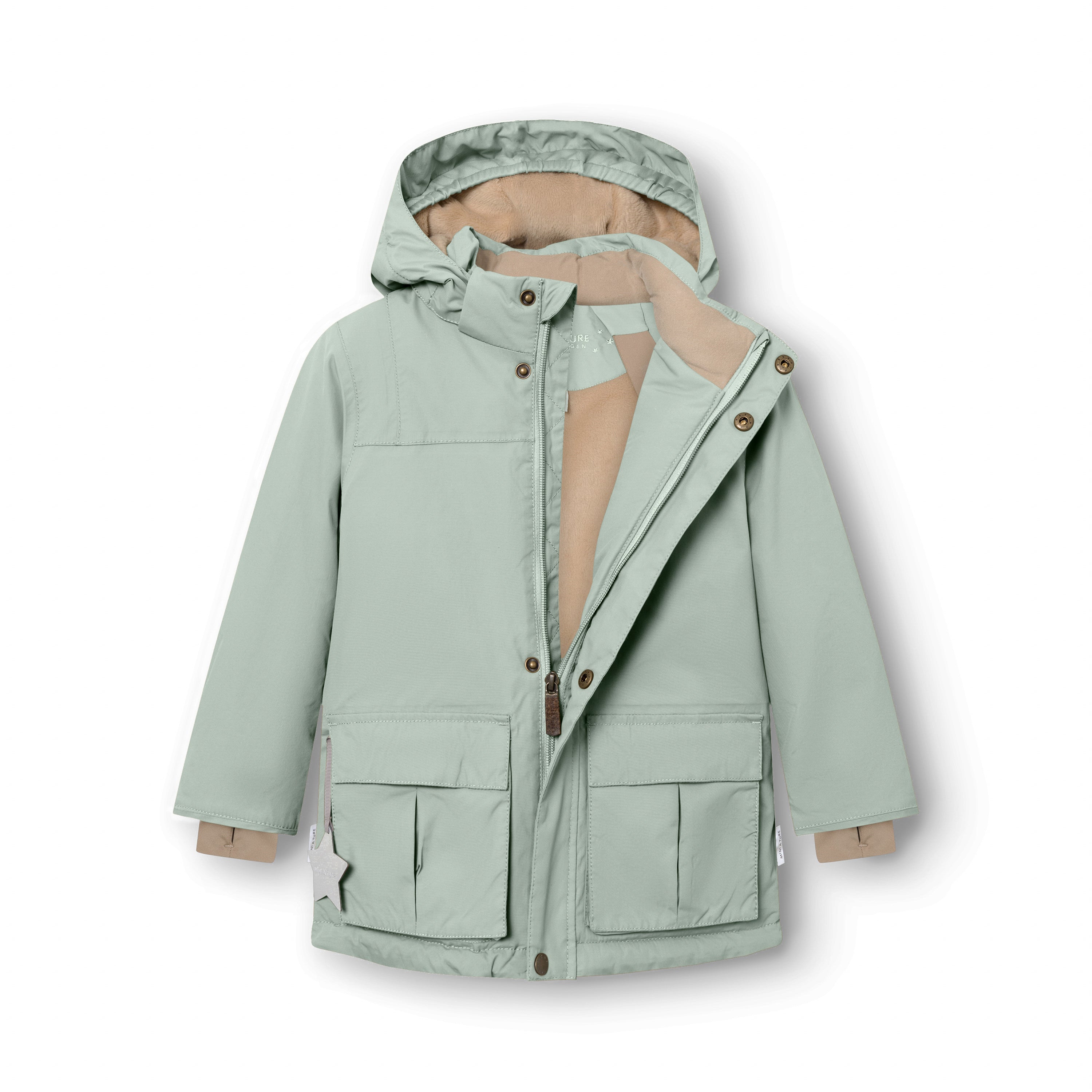 MATKASTORIO fleeceforet vinterjakke i støvet mintgrøn, fotograferet halvåben forfra med hætten oppe, så det bløde, beige fleecefór indeni hætten og langs åbningen er synligt. De to store frontlommer med klap i bunden, den hvide refleksstjerne på venstre side og de beige snemanchetter ved håndleddene fremhæver jakkens parkalignende snit og tekniske detaljer.