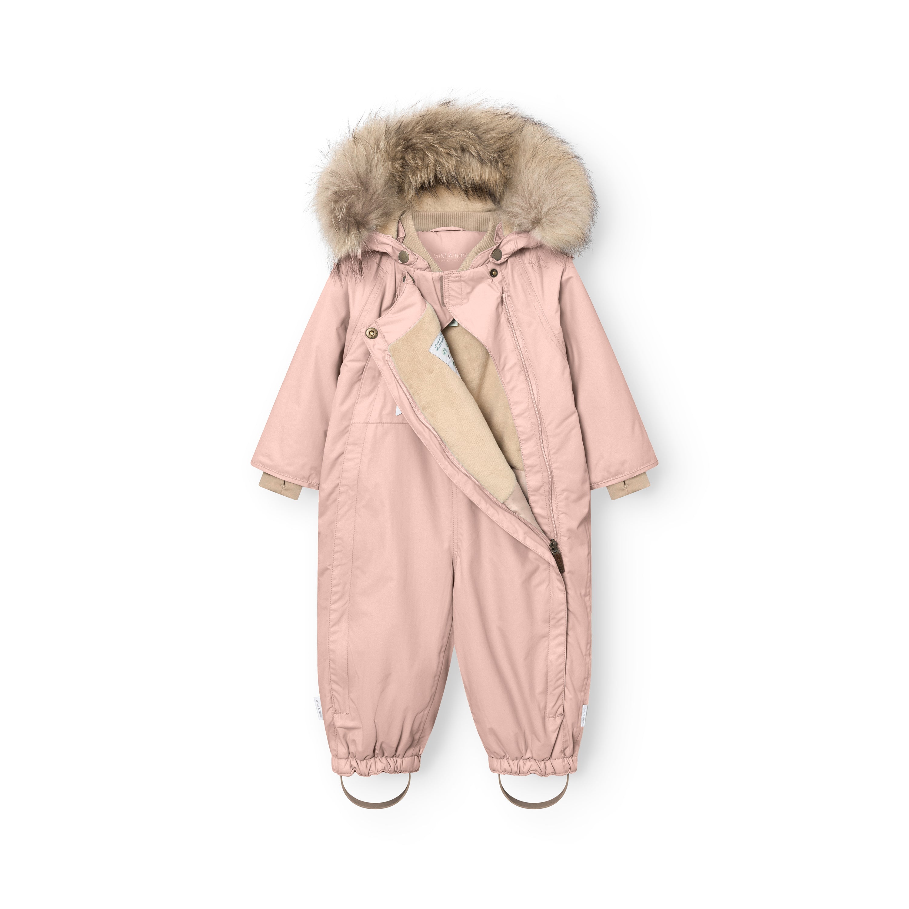 MATWISTI fleeceforet flyverdragt med pels i støvet rosa, fotograferet forfra med den ene lynlås åben, så det bløde beige fleecefór er synligt på venstre side af forsiden. Hætten er trukket op med den store, naturlige pelskant udfoldet, de beige manchetter ses ved håndleddene, og de rynkede bukseben med beige fodstropper er synlige ved anklerne.