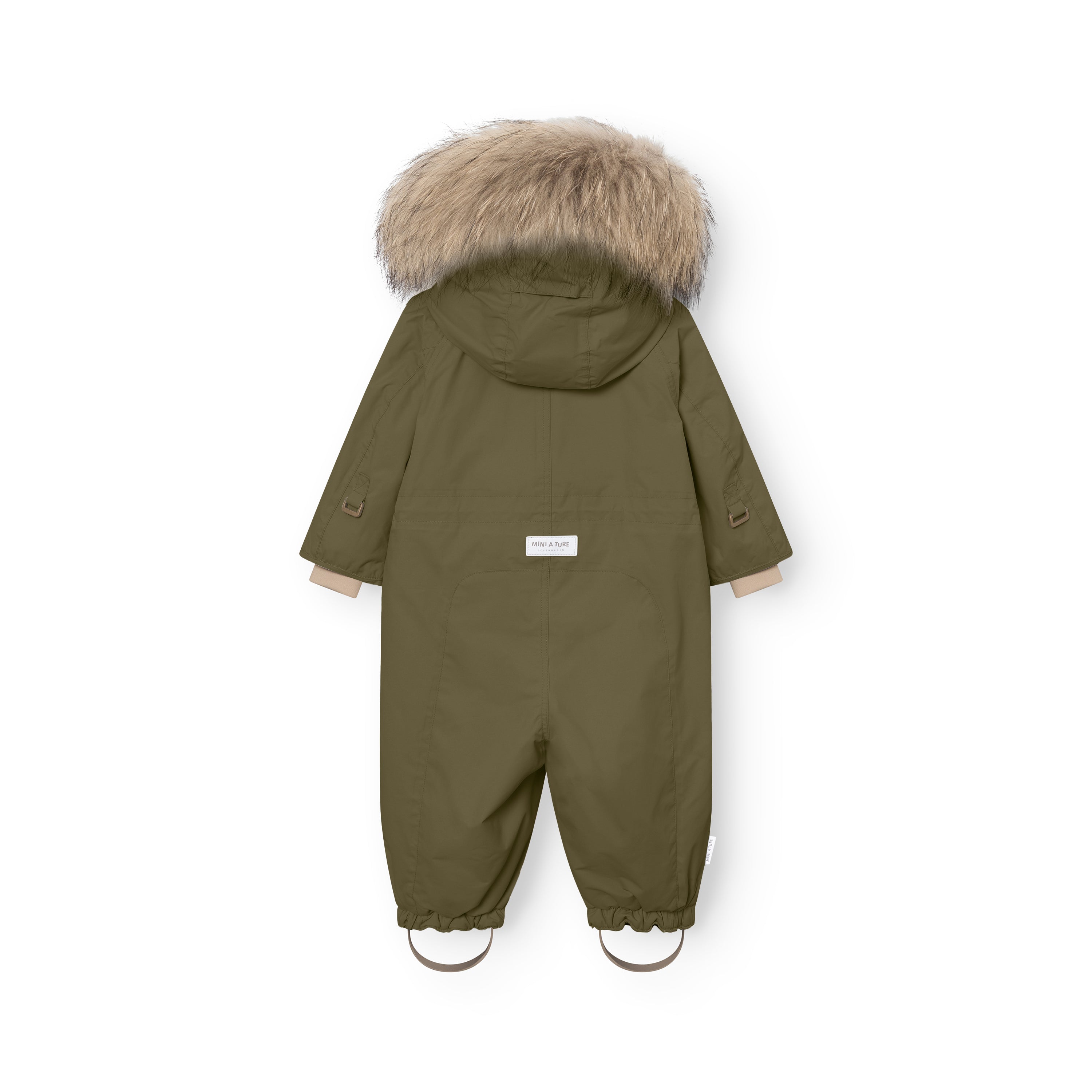 MATWISTI fleeceforet flyverdragt med pels set bagfra i olivengrøn, med MINI A TURE-mærkat centreret på ryggen. Den har en stor, naturlig pelskant øverst på hætten og beige manchetter ved håndleddene. Elastiske bukseben og beige fodstropper er synlige ved anklerne.