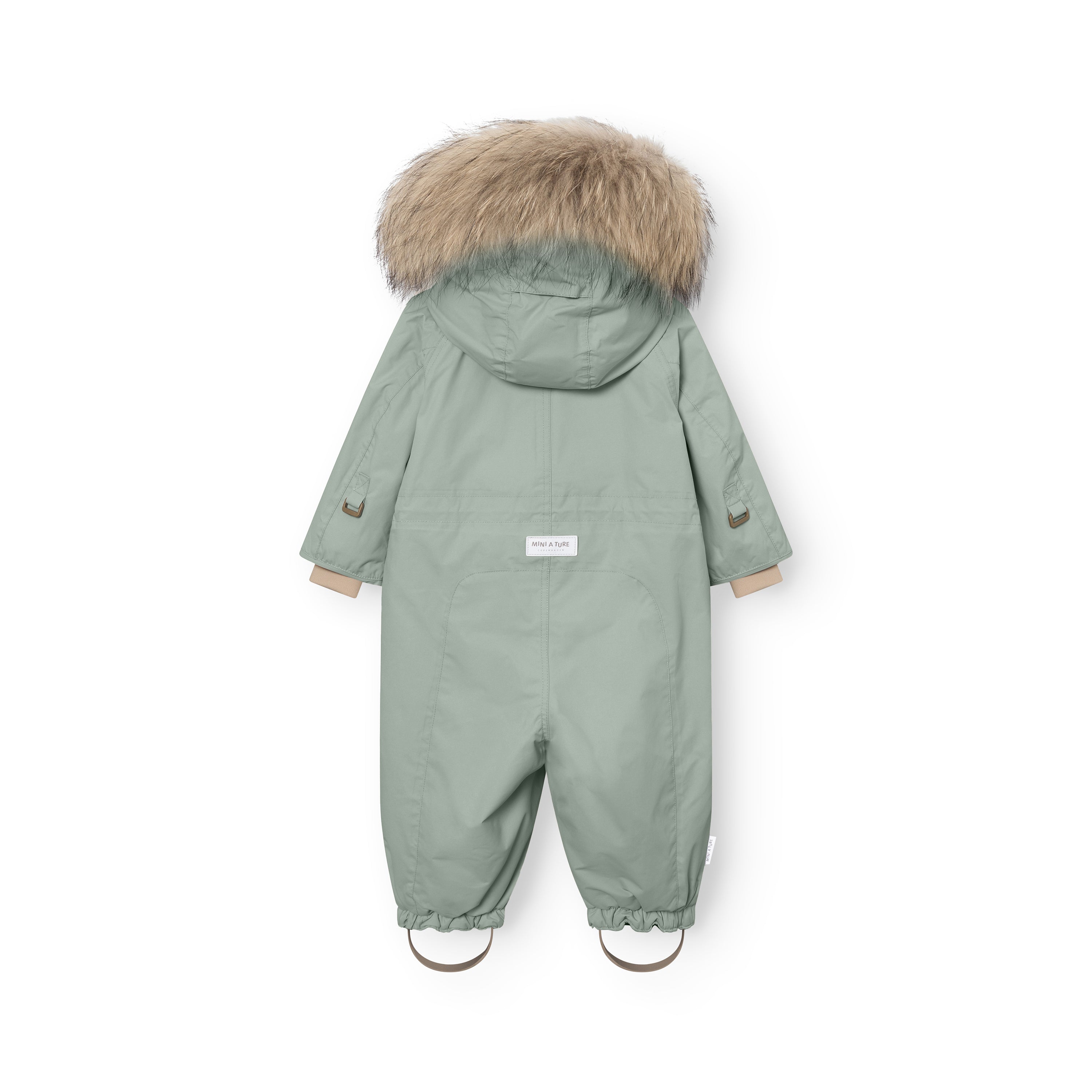 MATWISTI fleeceforet flyverdragt med pels set bagfra i støvet mintgrøn, hvor den store, naturlige pelskant er tydeligt udfoldet øverst på hætten. MINI A TURE-mærkatet sidder centreret på ryggen, beige manchetter ses ved håndleddene, og beige fodstropper hænger ned ved anklerne.