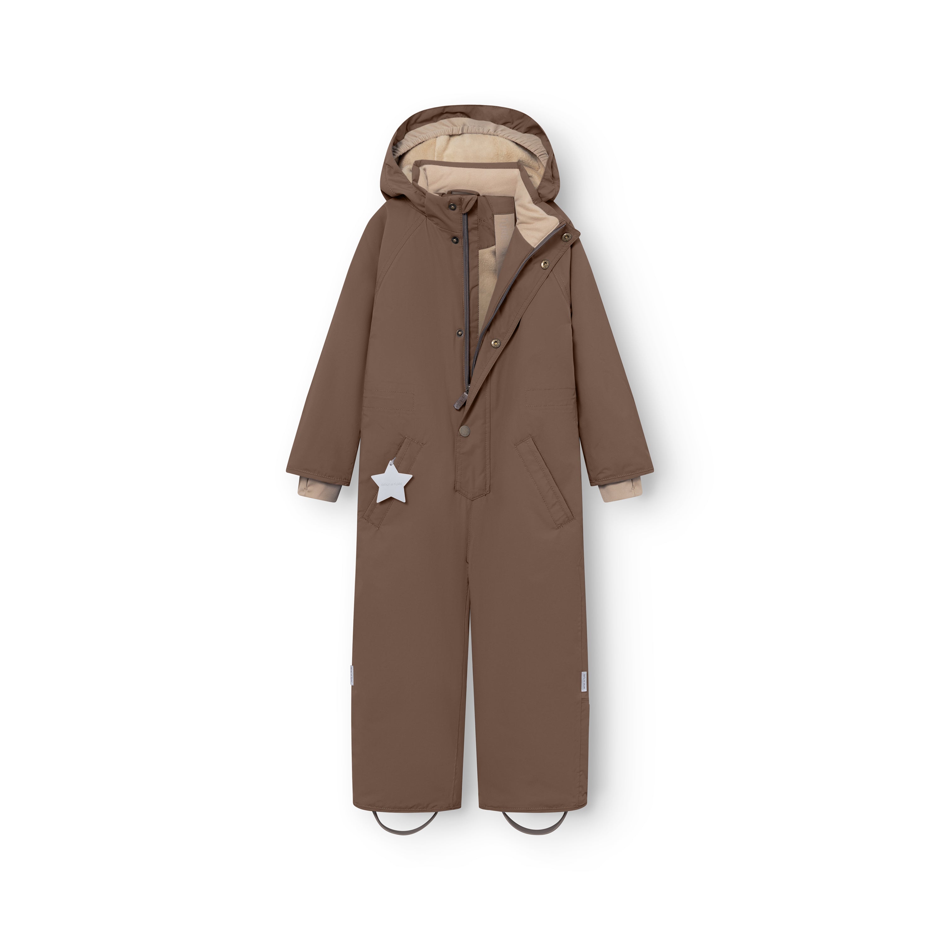 MATWANNI fleeceforet flyverdragt i varm chokoladebrun farve, fotograferet forfra på hvid baggrund med hætten oppe og fronten åben langs den skrå lynlås, så det beige fleecefór er synligt på begge sider af åbningen. Den hvide refleksstjerne sidder på venstre lomme, og de grå fodstropper stikker frem forneden på begge bukseben.