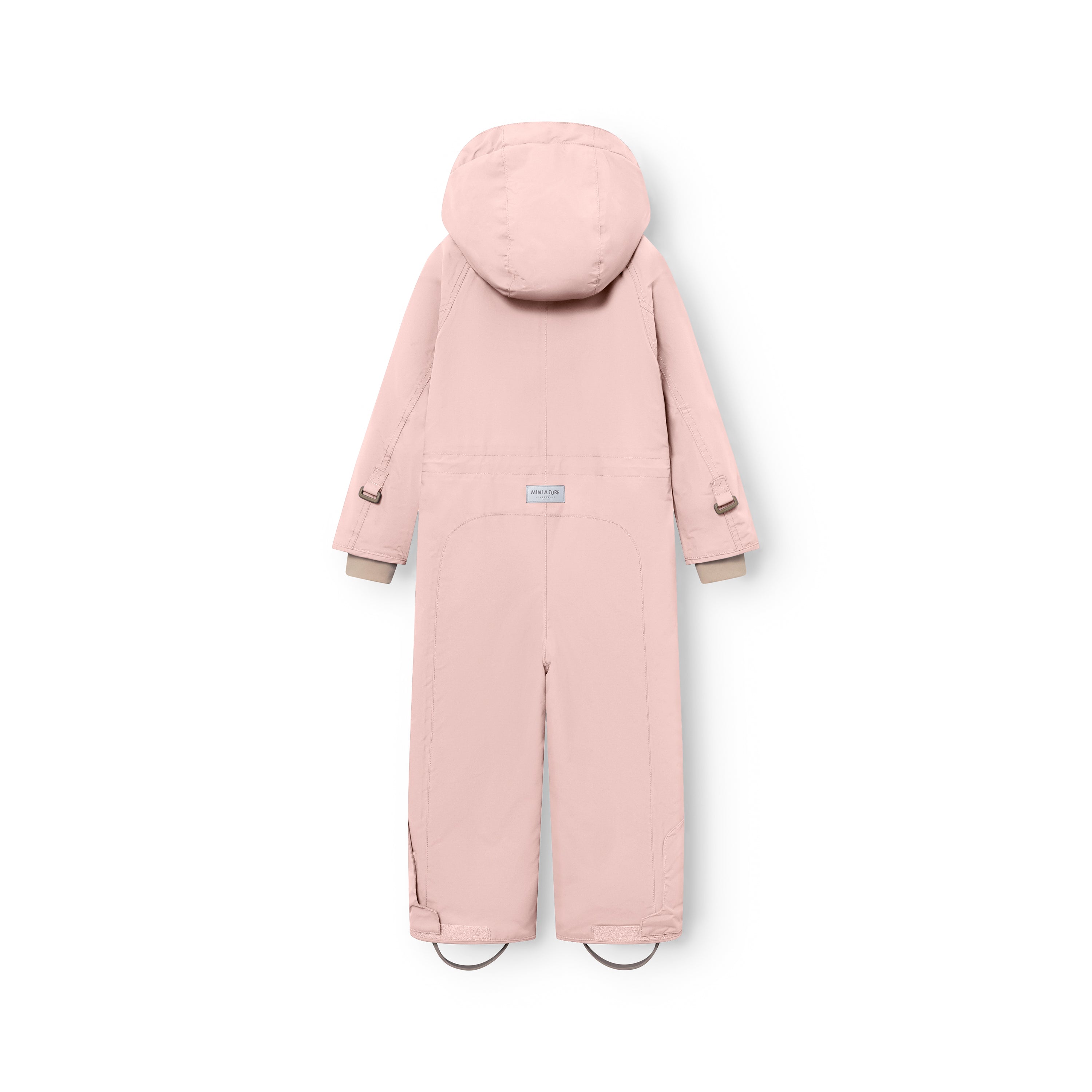 MATWANNI fleeceforet flyverdragt i rosa yderstof, fotograferet bagfra på hvid baggrund med hætten oppe. Det forstærkede bagparti, MINI A TURE-mærket midt på ryggen, de beige ribkanter ved håndleddene og fodstropperne nederst på begge ben er tydeligt synlige.