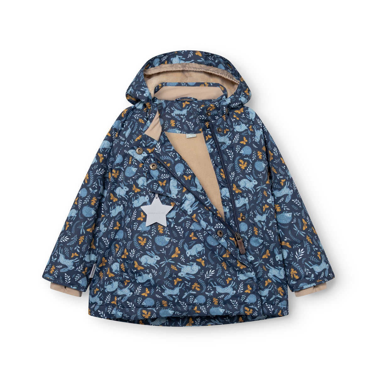 MATWANG fleeceforet vinterjakke fotograferet forfra med lynlåsen halvt åben, så det varme, beige fleecefor er synligt indvendigt langs hele forsiden. Yderstoffet er mørkeblåt med et tæt skovdyrprint af kaniner, pindsvin og sommerfugle i lyseblå og gyldne nuancer. Refleksstjernen hænger fra lommen på venstre forside.