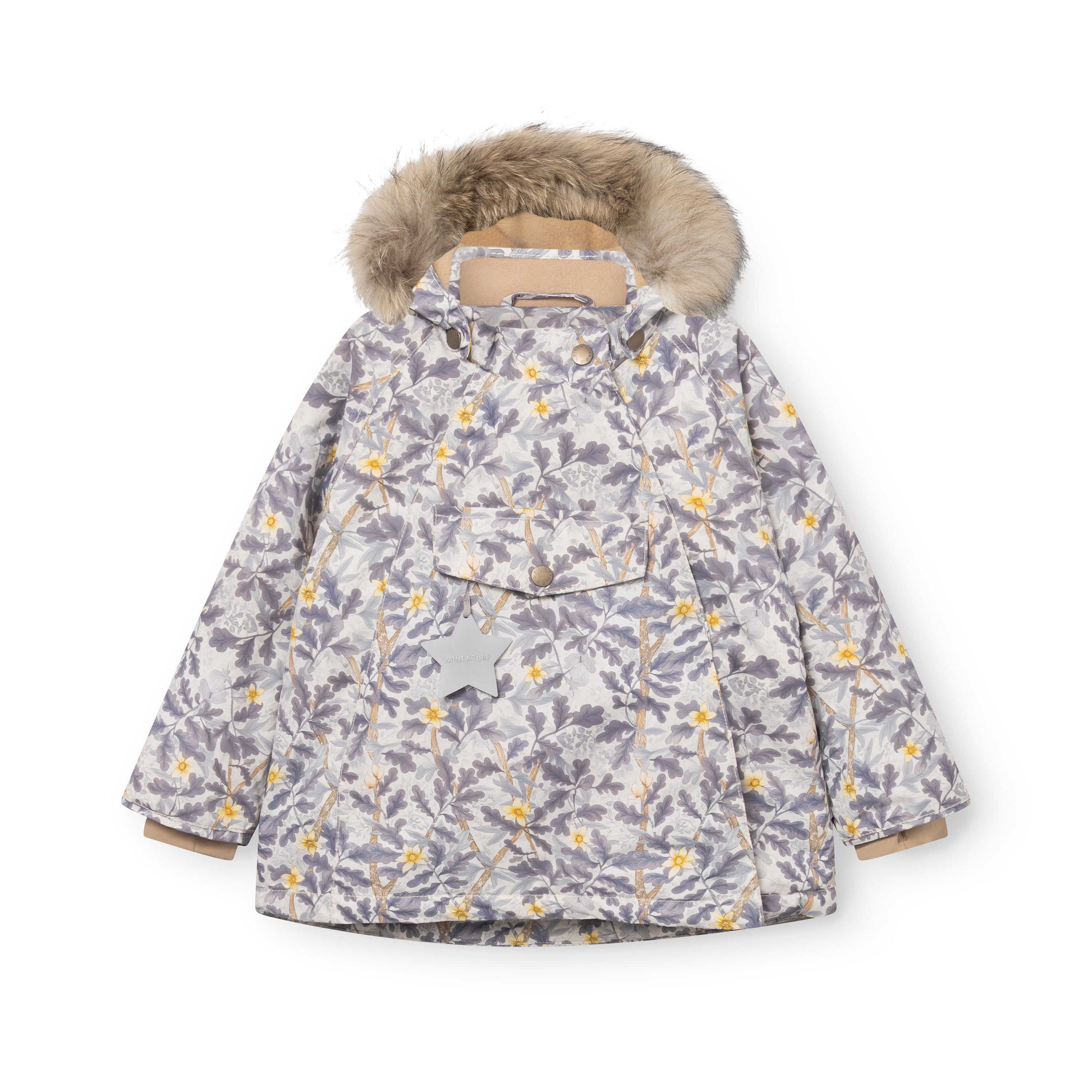 MATWANG fleeceforet vinterjakke med pels set forfra på hvid baggrund i en lys grå-lilla farve med et håndtegnet print af egeblade og gule blomster. Hætten er forsynet med en beige, ægte pelskant, og jakkens stjerne-refleks hænger synligt fra forlommen.